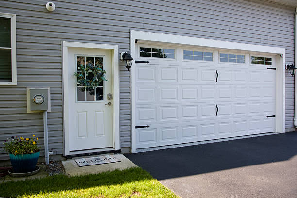 24/7 Emergency Garage Door Panel Replacement experts in Monument Hills, CA